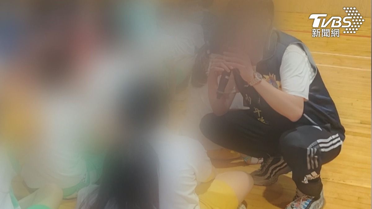 少年隊吳姓員警疑似到二樓桌遊店借廁所時,嗆聲員工,隨後被四名男子在離開餐廳時圍毆。(圖/TVBS)