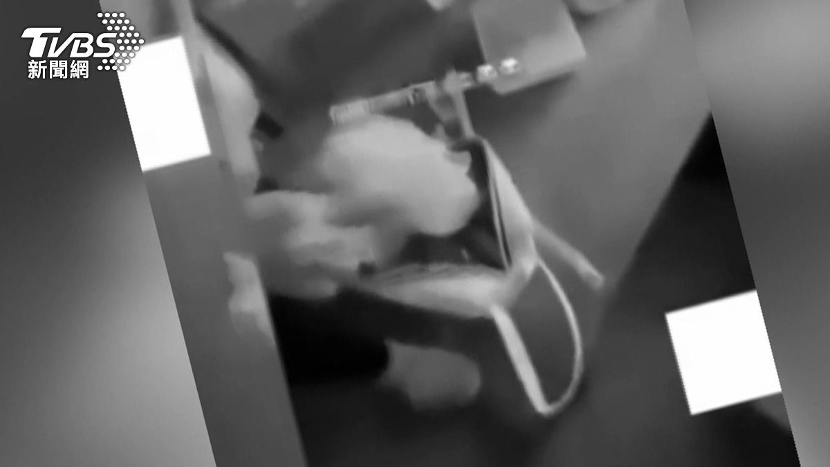 霸凌者將蹲式馬桶沖水時的水裝入瓶中,隨後受害同學毫不知情地喝下這瓶水。(圖/民眾提供)