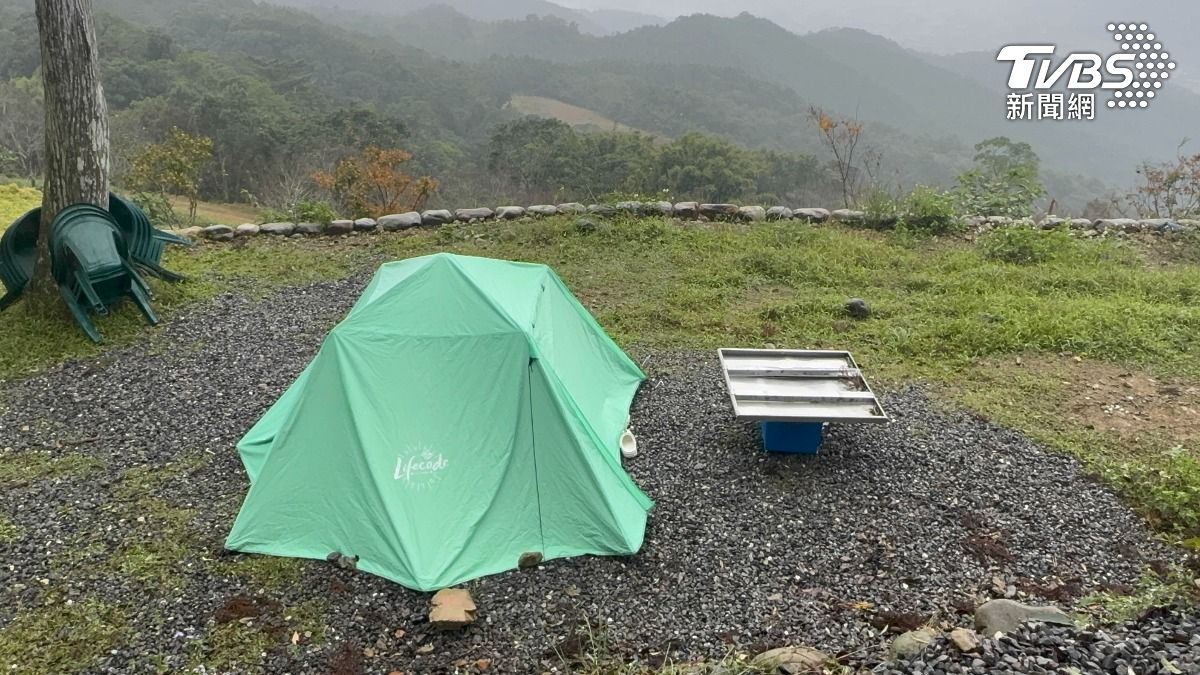 櫻花秘境登篙林道禁搭帳棚,竟然違規紮營。(圖/TVBS)