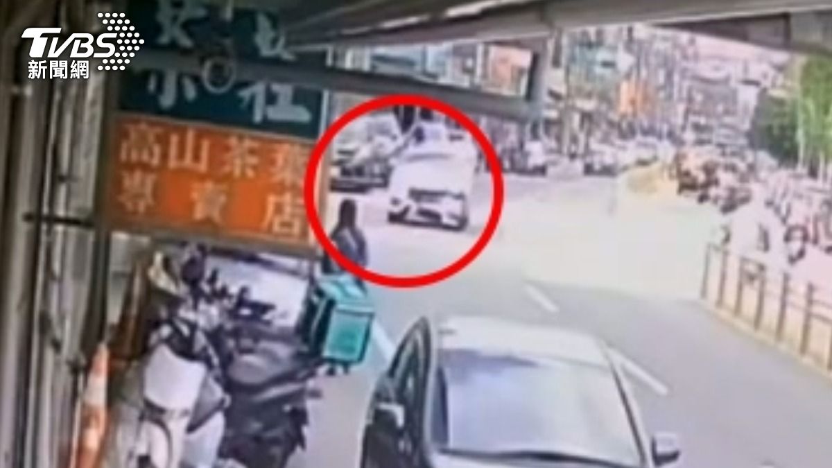 車輛失控偏移猛撞人車。(圖/TVBS)