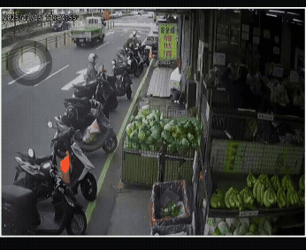 車輛追撞停在路邊汽機車。(圖/TVBS)