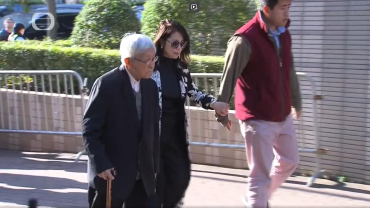 約9點時,黎智英的太太、兒子以及天主教香港教區榮休主教陳日君抵法院。(圖/TVB)