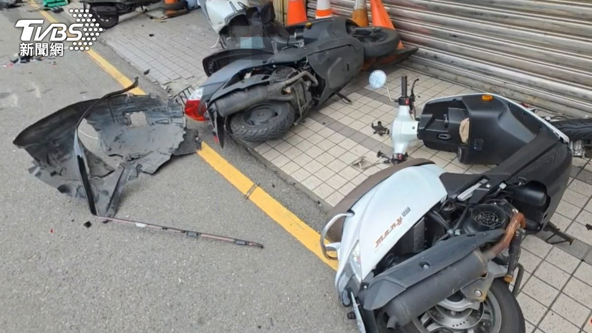 基隆毒駕暴衝,沿路衝撞8機車波及攤販。(圖/TVBS)