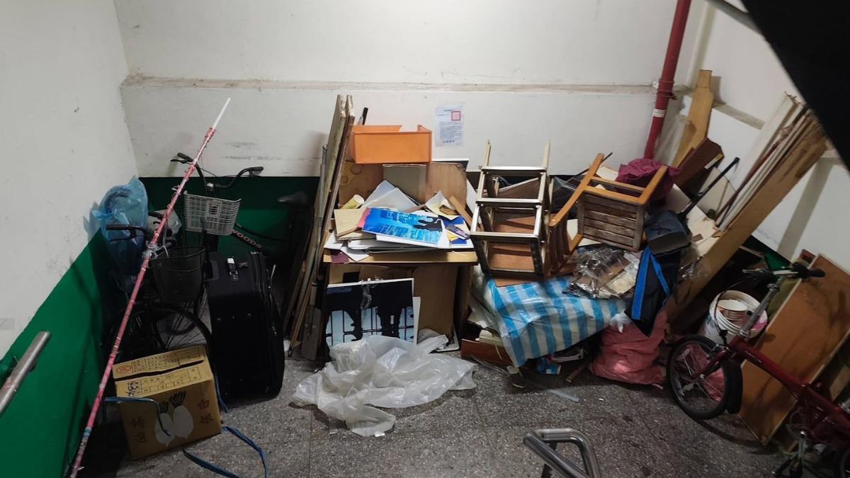 網友在臉書社團分享,台北市大安區信義路上的信維整宅,被批評是「最噁心最髒的國宅之一」。(圖/臉書社團:●【爆料公社】●))