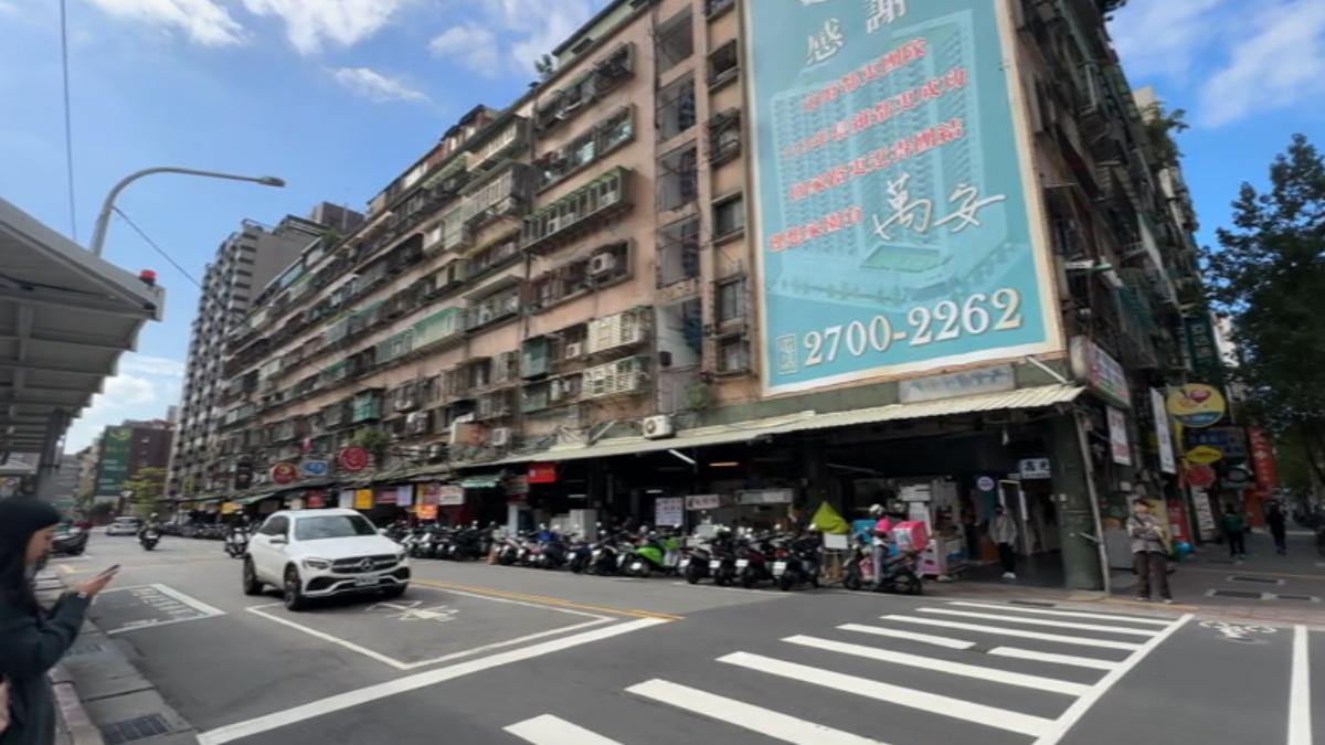 網友在臉書社團分享,台北市大安區信義路上的信維整宅,被批評是「最噁心最髒的國宅之一」。(圖/TVBS)