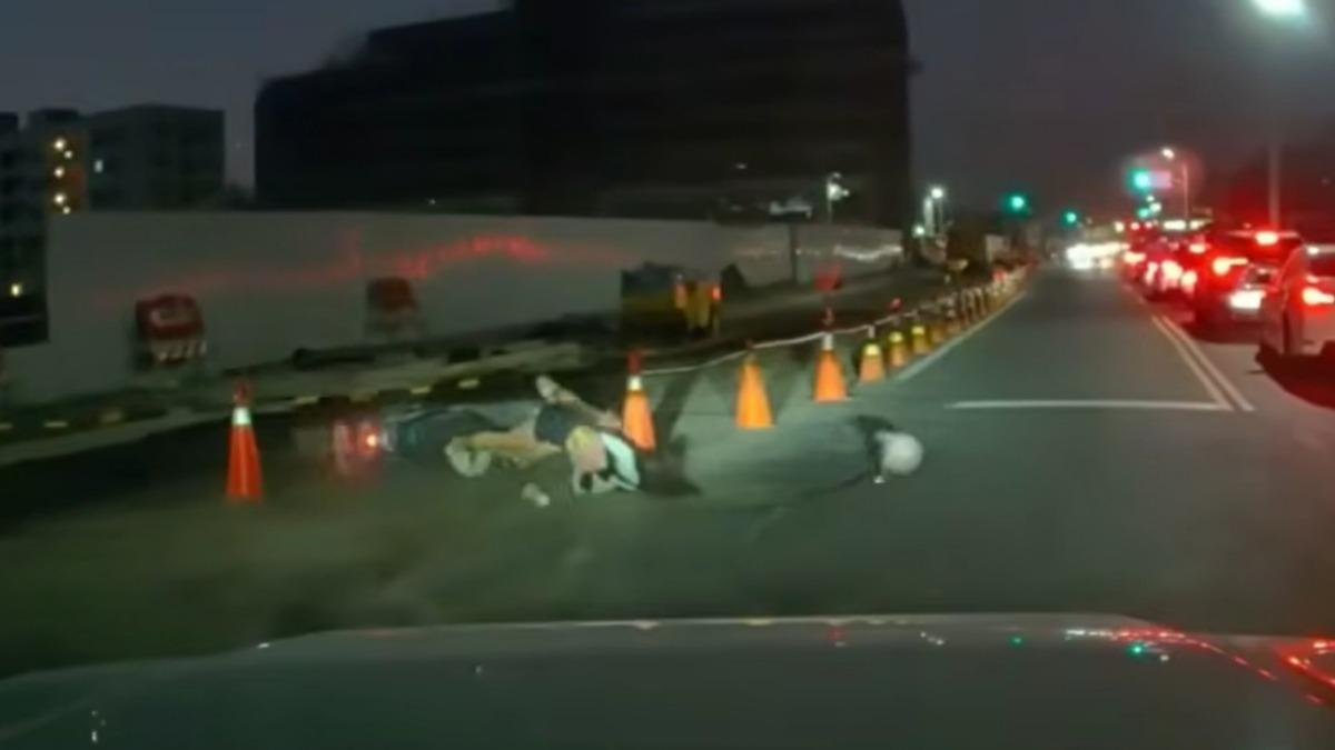 女騎士逆向超車撞左轉車，連人帶車噴飛。（圖／翻攝自WoWtchout - 地圖型行車影像分享平台）