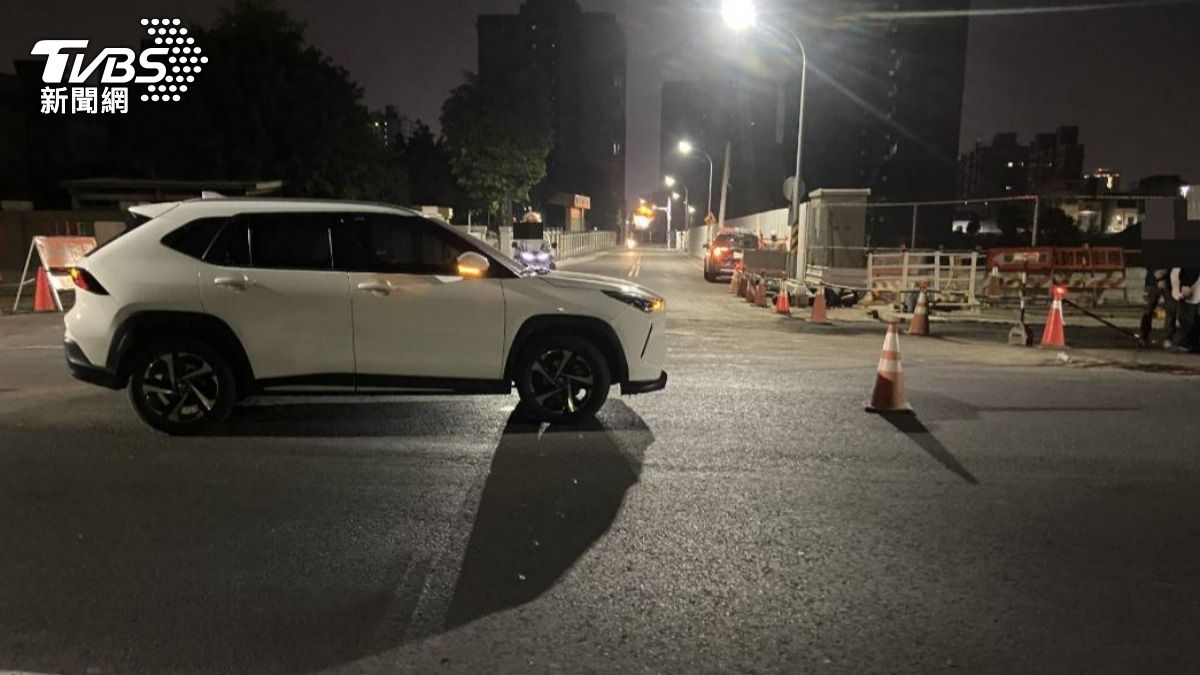 女騎士逆向超車撞左轉車,連人帶車噴飛。(圖/TVBS)