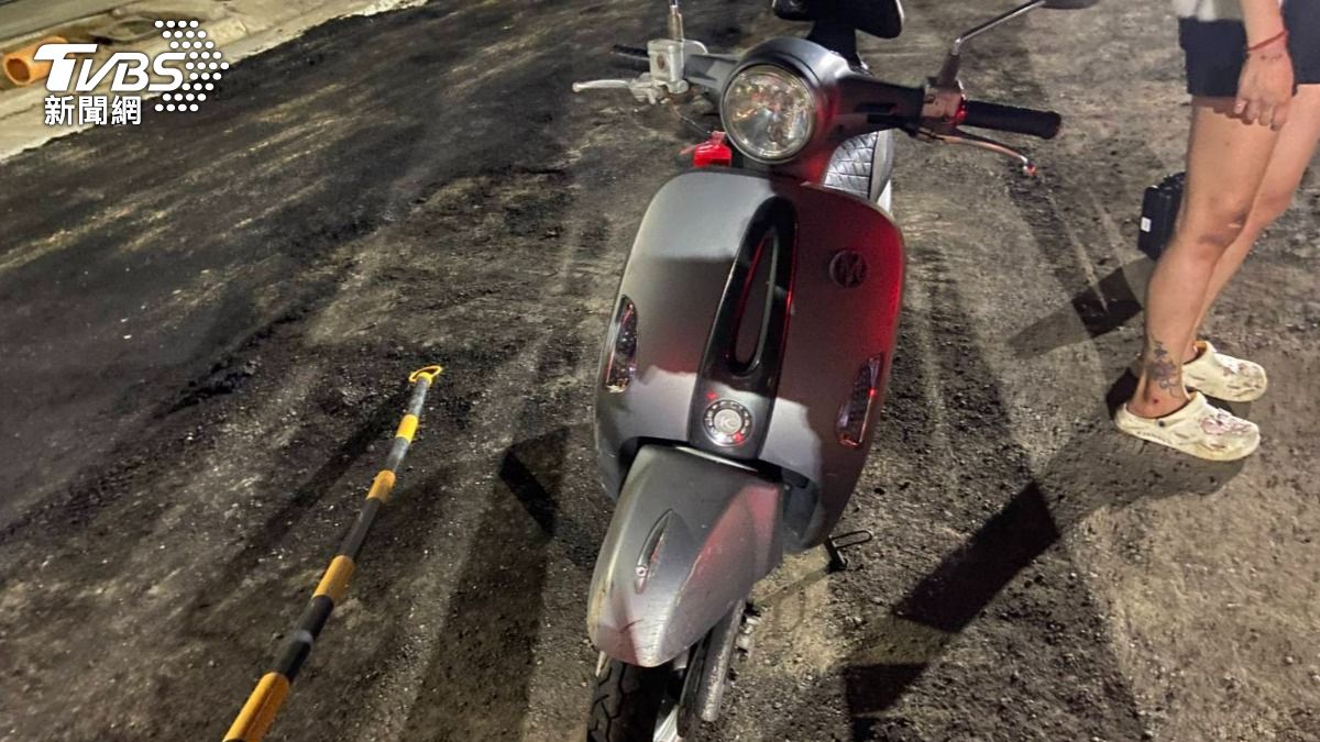 女騎士逆向超車撞左轉車,連人帶車噴飛。(圖/TVBS)