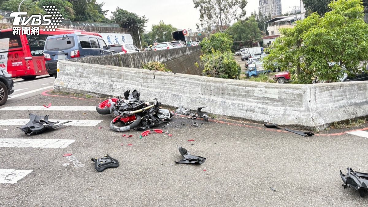 消防人員接觸到劉男時,他已沒有呼吸心跳,頭部嚴重撕裂傷。(圖/TVBS)