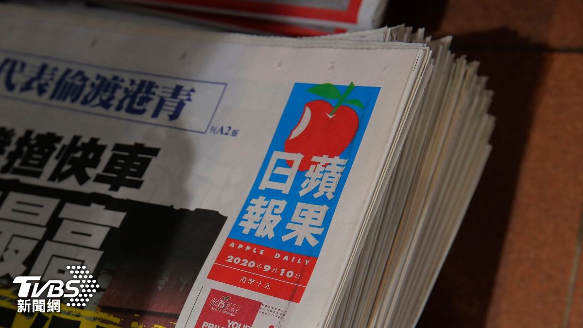1995年香港《蘋果日報》誕生，以全彩印刷及鮮明的立場脫穎而出，改變了香港報業生態。（圖／達志影像美聯社）