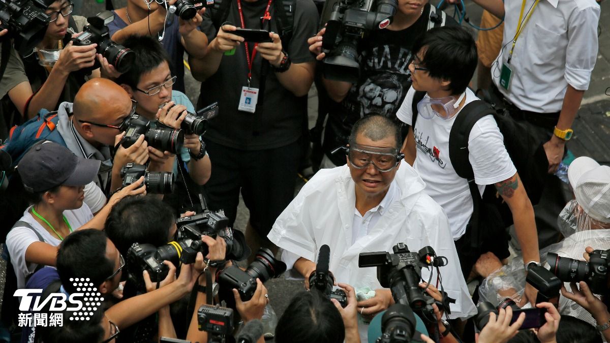 2014年香港雨傘運動爆發，黎智英現身街頭聲援學生。（圖／達志影像美聯社）
