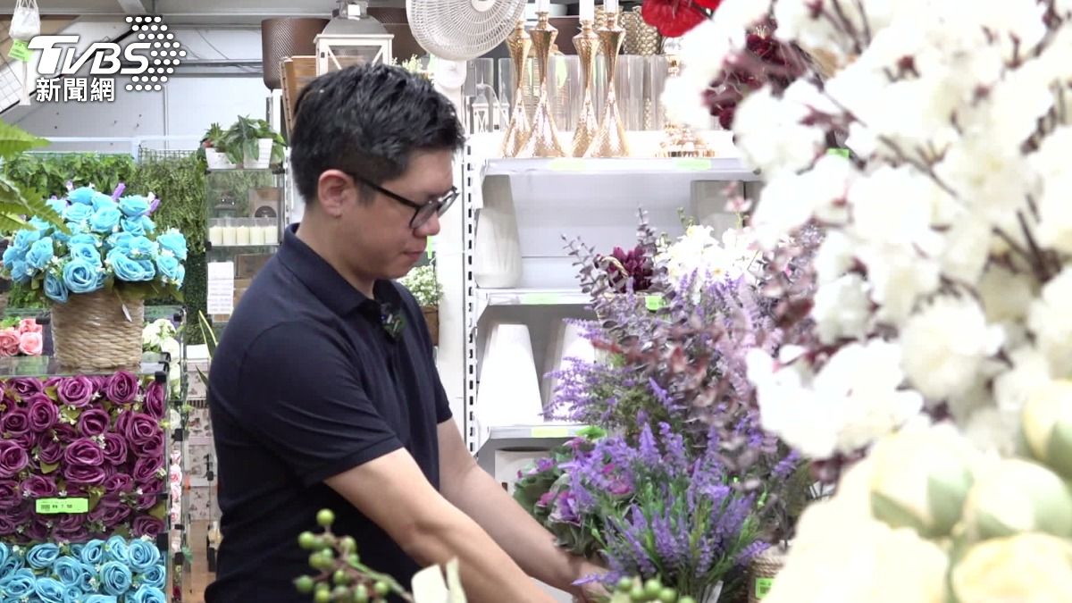 台裔二代Bruno Lan在聖保羅批發街,經營乾燥花零售店,他說巴西人對乾燥花接受度比亞洲高。(圖/TVBS特派記者朱光弘攝)