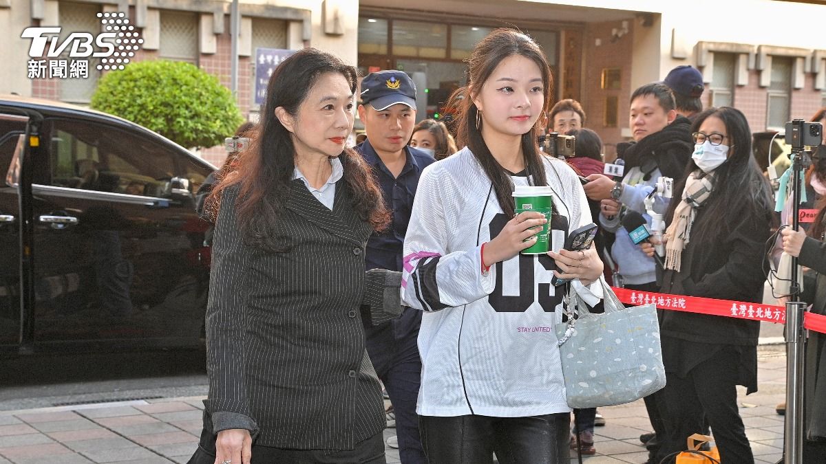 台北市議員應曉薇由女兒應佳妤陪同出庭。(圖/胡瑞麒攝)