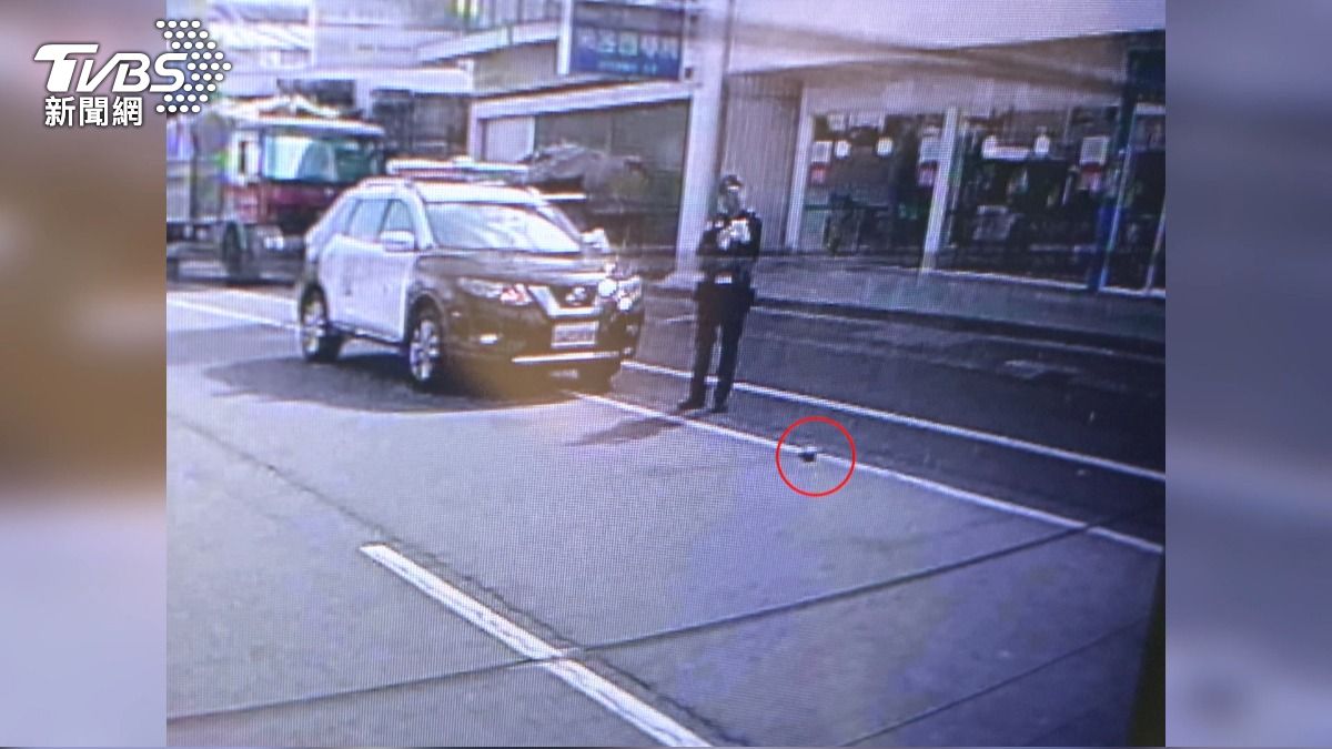 台中驚見「斷手」掉路邊 原是小孩玩具沒收 警找到失主了。(圖/TVBS)