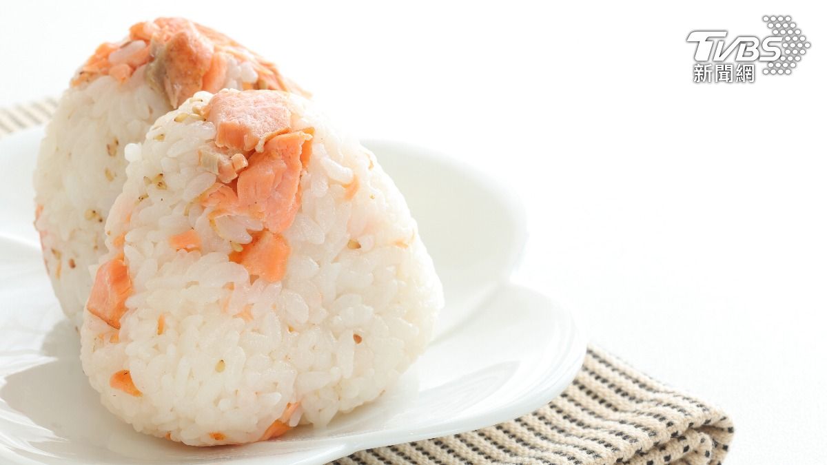 日超商鮭魚飯糰從20元翻倍漲 網哀號:改到這超市買更省錢