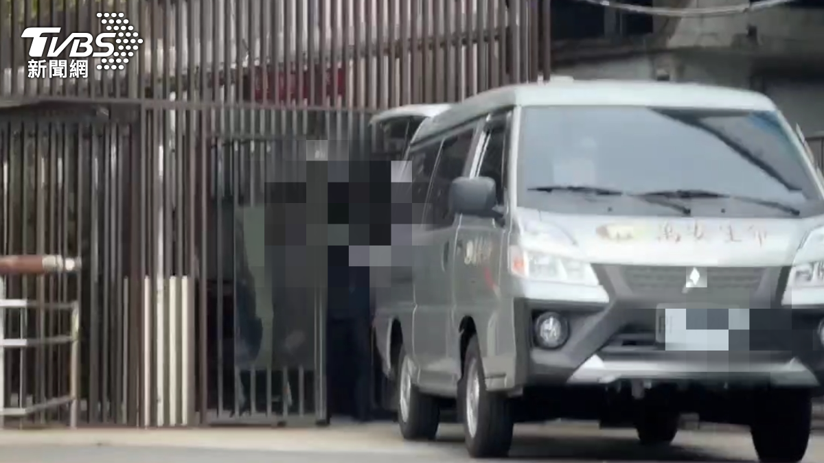 女子遺體送往殯儀館進行相驗。（圖／TVBS）