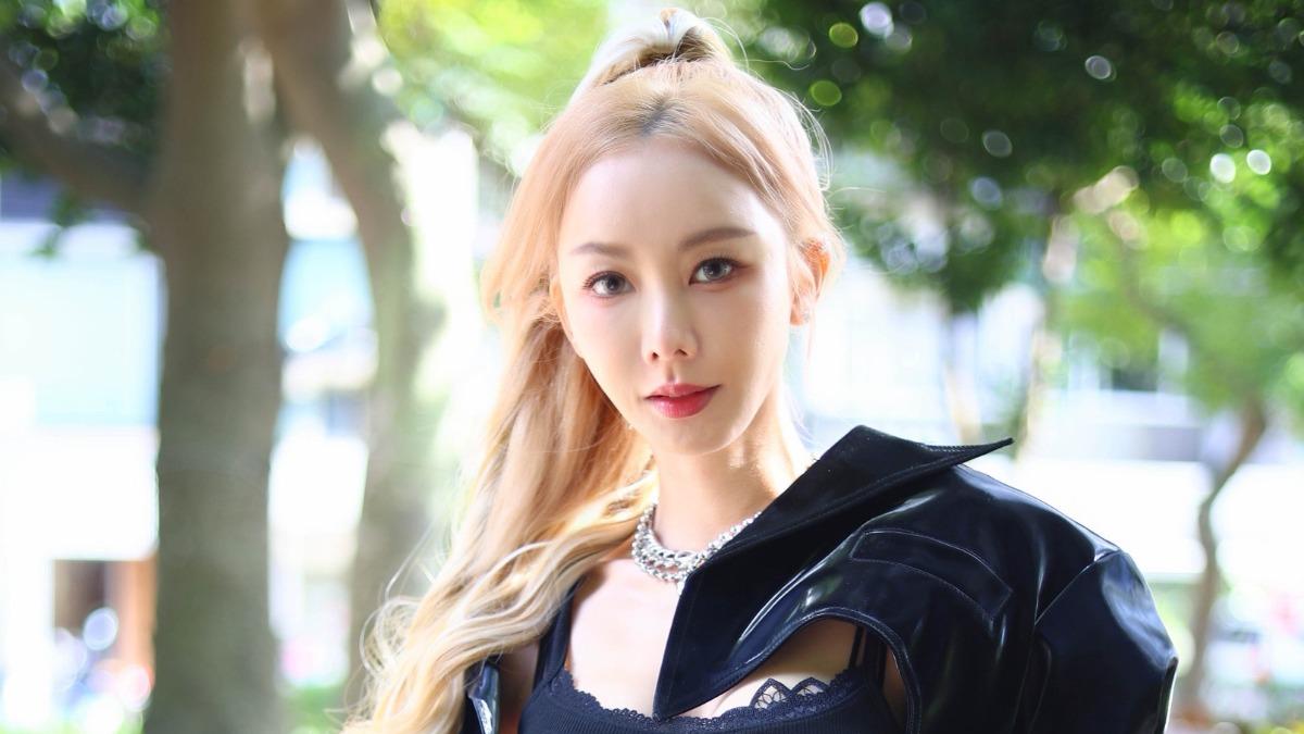 女星爆身家2億驚人背景曝光!爸植物人媽失智 崩潰險輕生