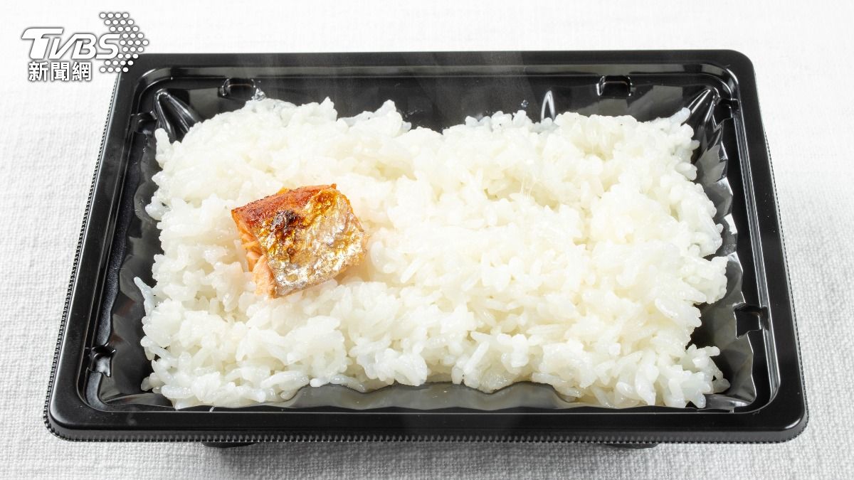 拇指大鮭魚配滿盒白飯！特色便當引10萬讚　他吃一半傻眼了