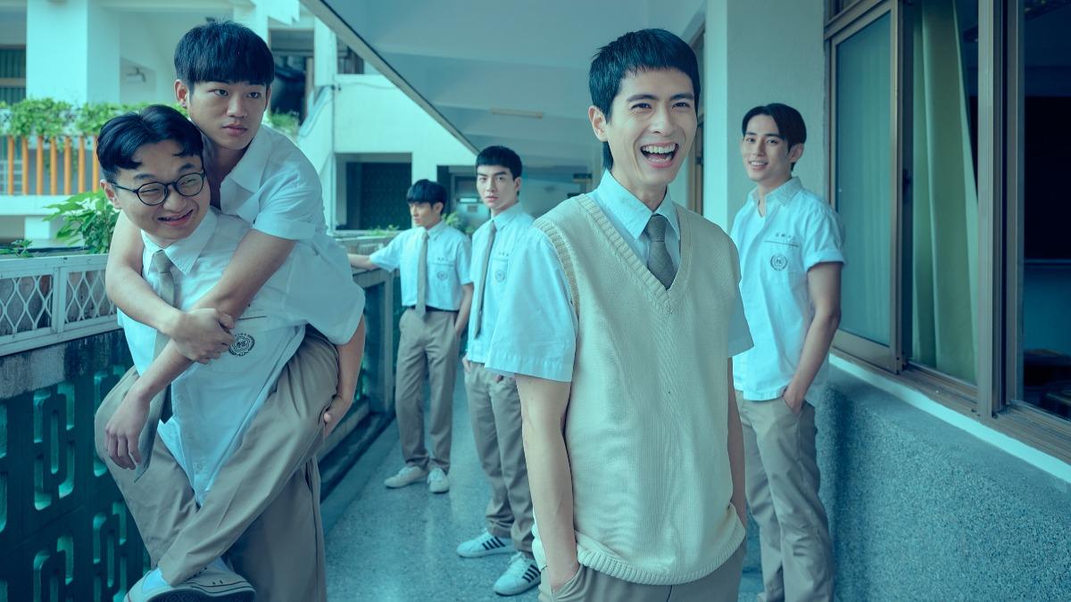 《如果我不曾見過太陽》以石知田(前排右)為首欺負同學。(圖/Netflix提供)
