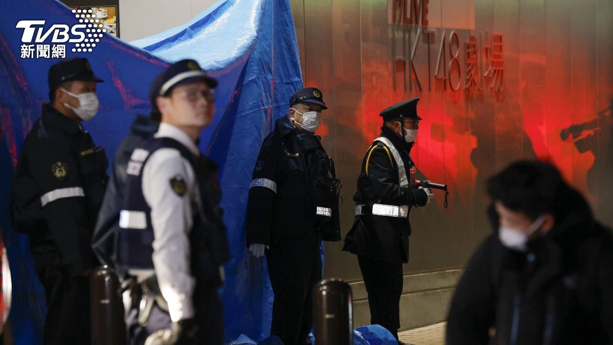 日本福岡市大巨蛋附近14日發生砍人事件,30歲男子持刀砍傷一名HKT48男員工及一名女子,警方在現場戒備。(圖/達志影像美聯社)