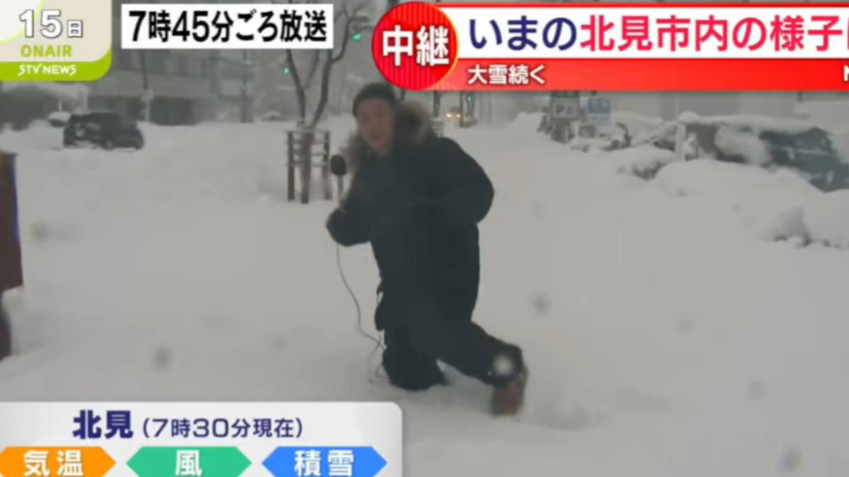 記者在厚厚的積雪中需緩慢行走。（圖／翻攝Youtube@STVニュース北海道）