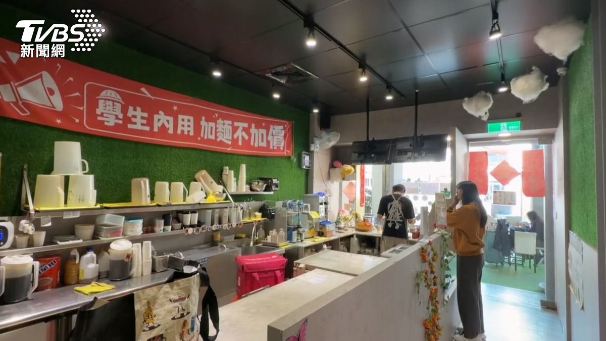 五福二路上的這間餐廳，菜單超過40種選擇，而且價錢相當實惠。（圖／TVBS）
