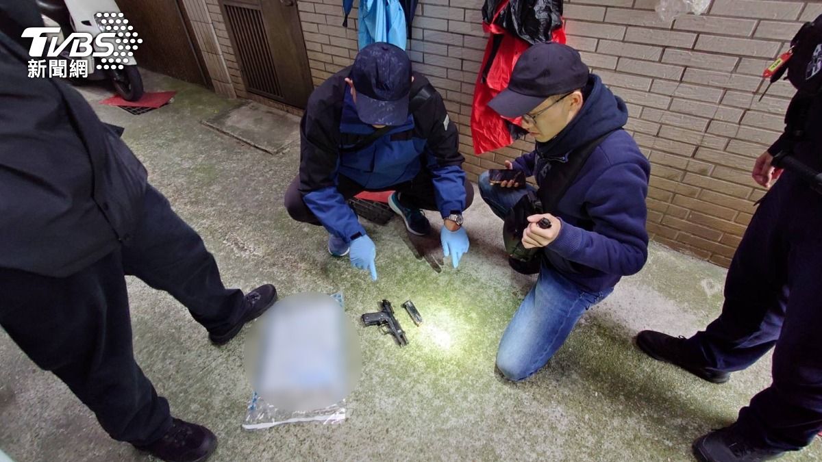 警方於犯嫌住處尋獲子彈、槍枝。(圖/TVBS)