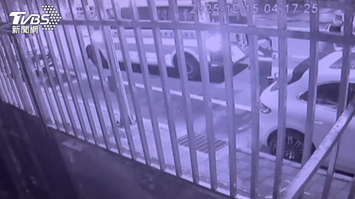 男子被警方發現陳屍車內。(圖/TVBS)