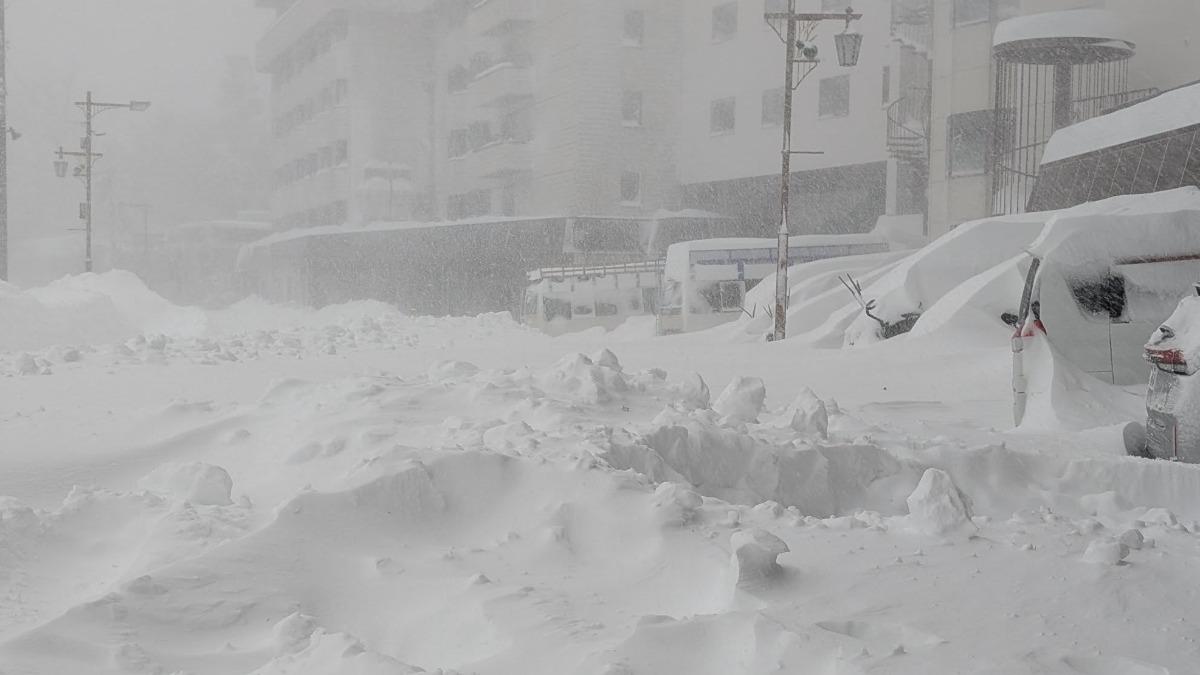 北海道暴風雪,導致當地交通大亂。(圖/@kiwaschen授權提供)
