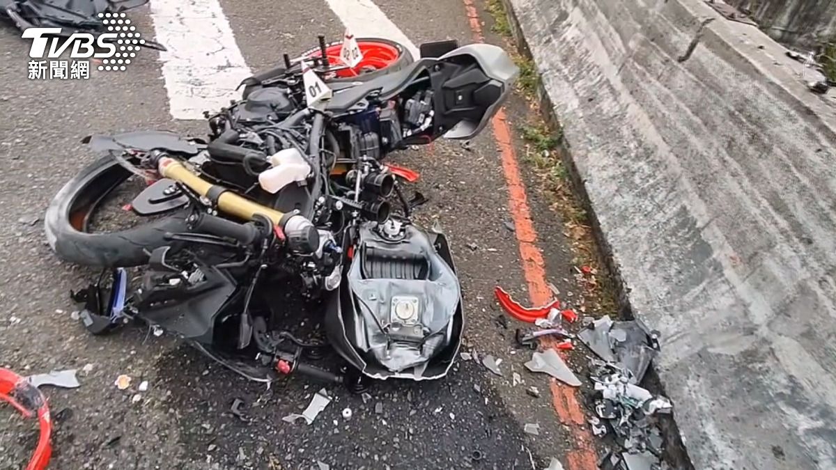 大學生騎黃牌重機撞護欄墜亡!「越級駕駛」釀悲劇 從2樓高摔落。(圖/TVBS)