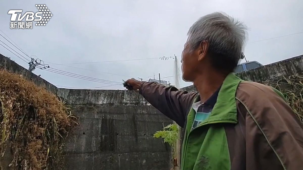 根據目擊民眾表示,突然看見有人從上方飛墜下來,嚇了一大跳。(圖/TVBS)
