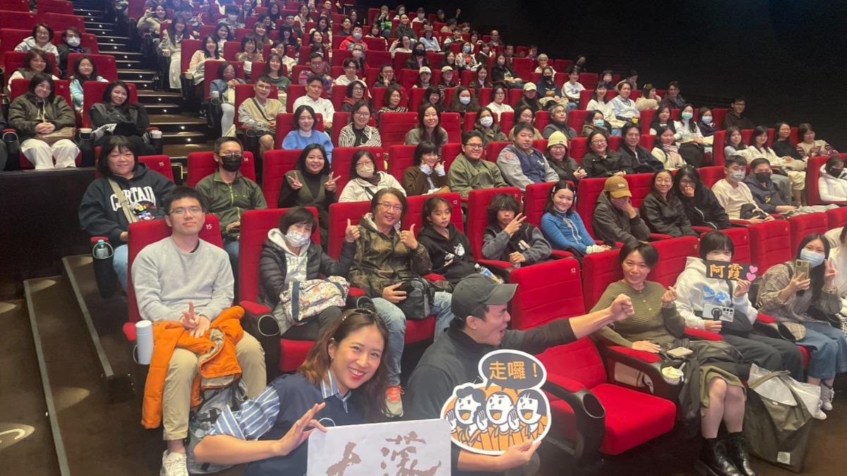 9m88、胡志強勤跑映後與觀眾見面,看到滿場都非常開心。(圖/華文創提供)