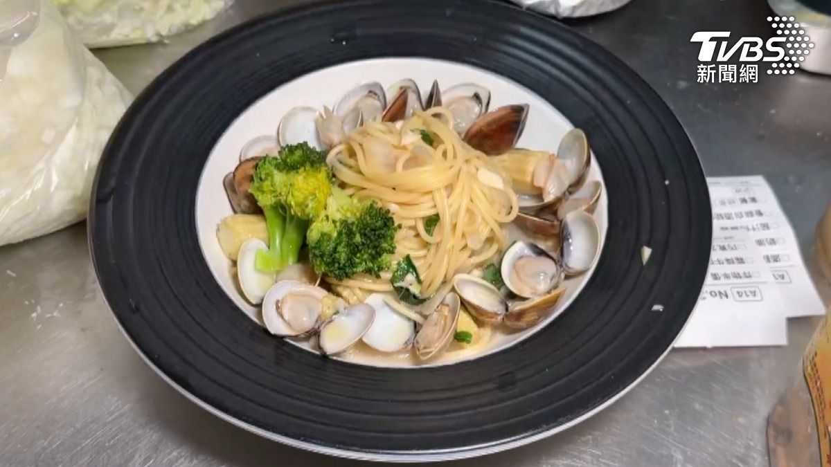 高雄一間餐廳一份120 元白酒蛤蜊義大利麵，滿滿蛤蜊，加麵不加價，深獲學生青睞。（圖／TVBS）