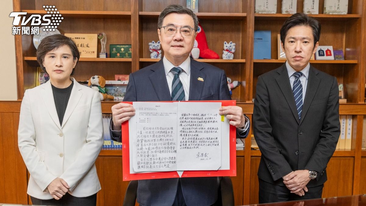 行政院長表示不予副署財劃法修法,並在總統令籤加註意見。(圖/TVBS)