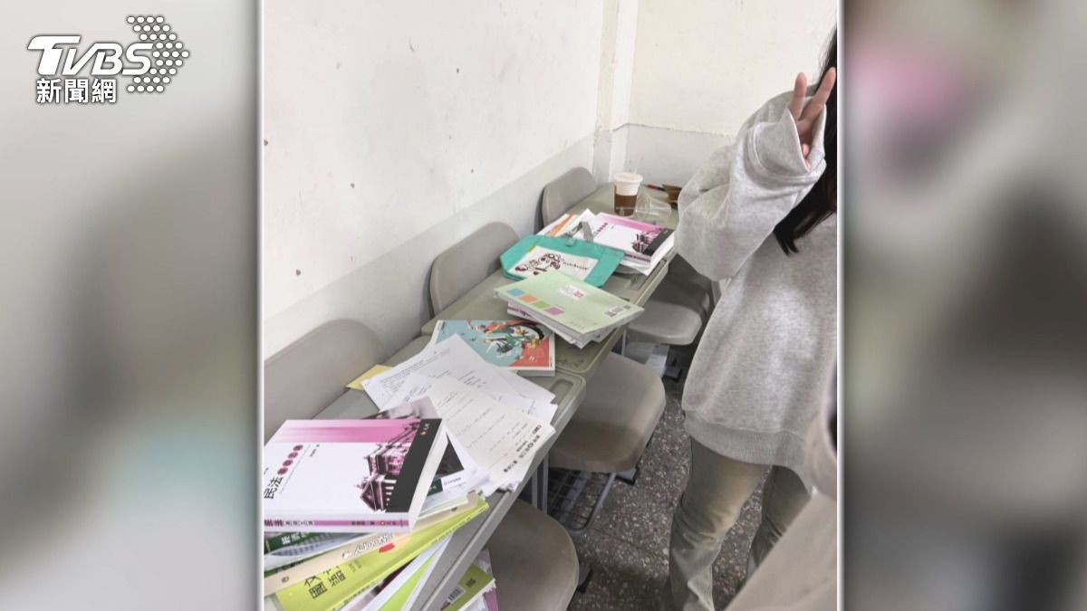 台中科技大學五專部學生日前返校時，發現自己的課本與考卷被清潔人員移走並雜亂堆放在教室後方。(圖／TVBS)