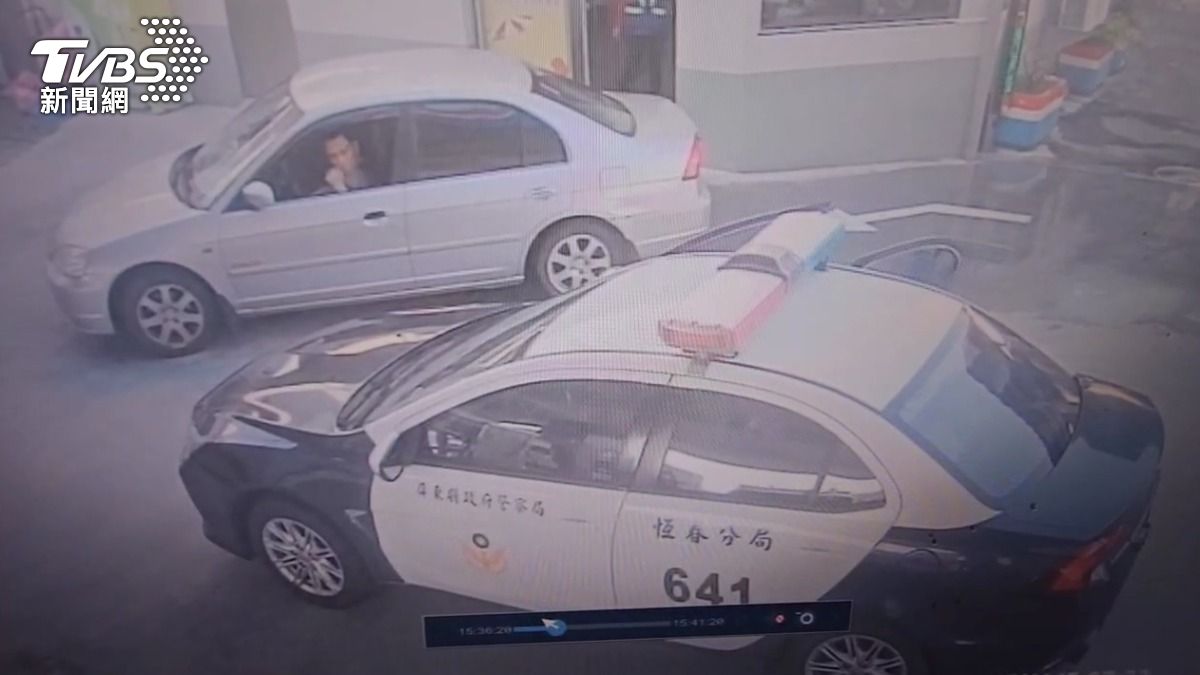 嫌犯在警方到場後竟還抽著喪屍菸彈,隨後才驚醒,猛踩油門逃離。(圖/TVBS)