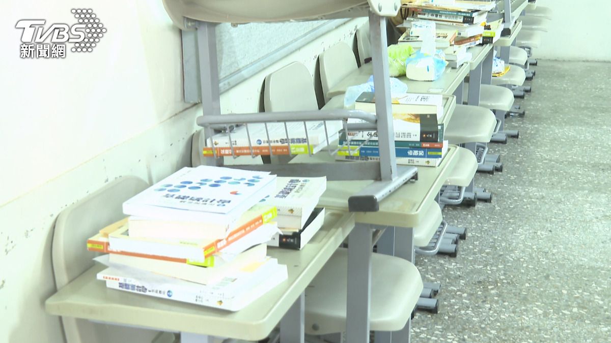 所有人的物品雜亂地堆放在一起，讓學生們感到困惑不已。(圖／TVBS)