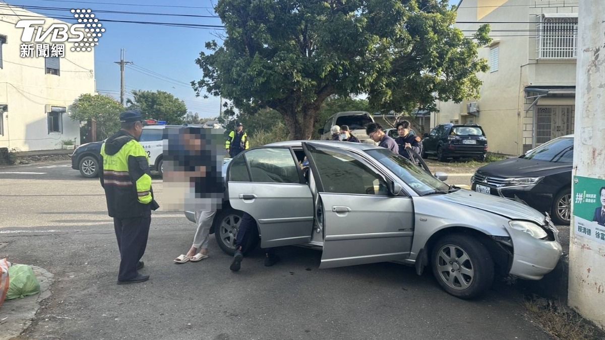 嫌犯撞上民宅後被警方逮捕,竟然是背著兩張通緝令的通緝犯。(圖/TVBS)