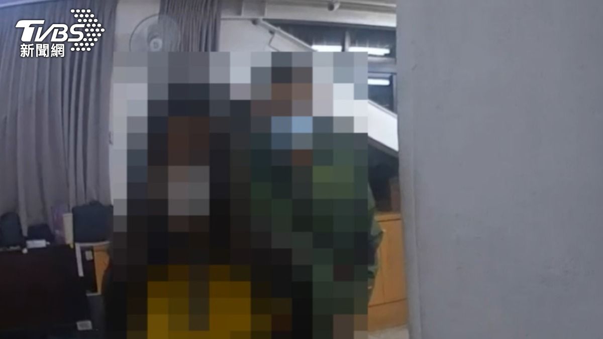 父親則指出，原本在家等女兒放學回家，但剛好家中妹妹尿布用完，便起意出門購買，結果錯過。（圖／TVBS）