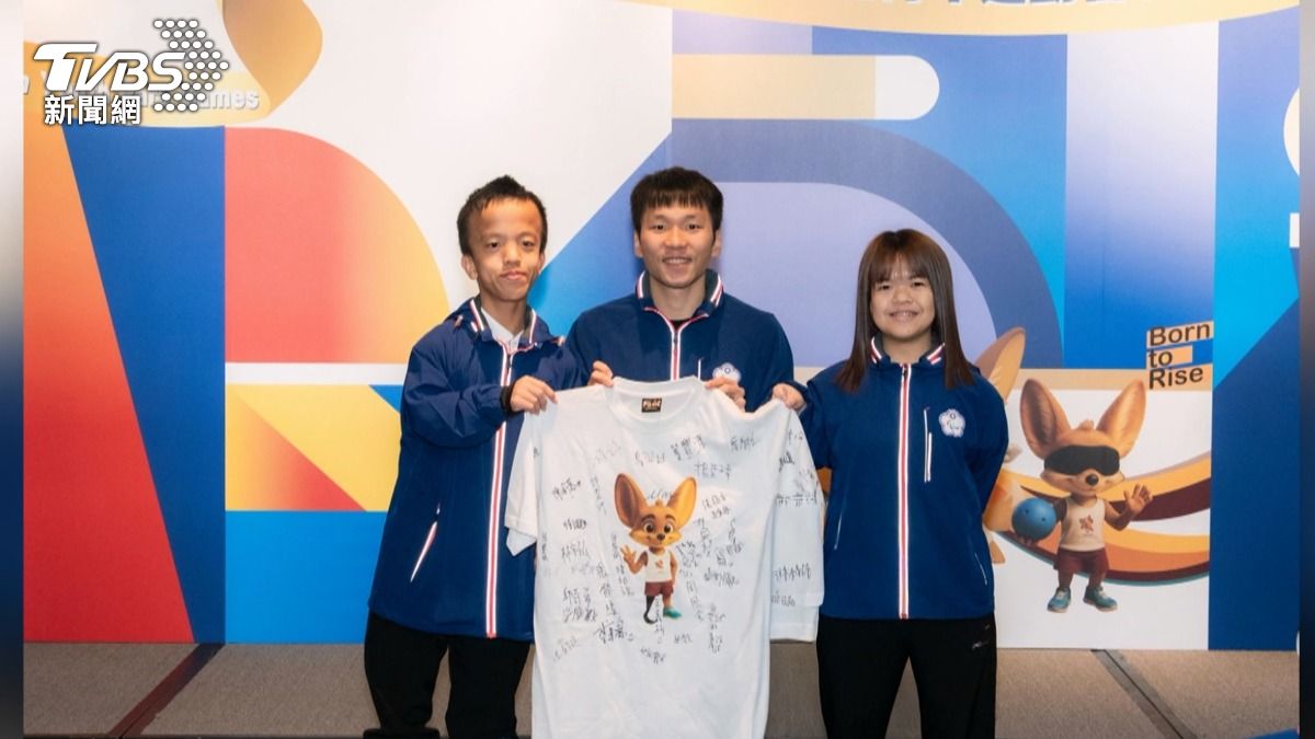 兩位金牌選手與運動部長李洋合影留念,分享這份榮耀。(圖/TVBS)
