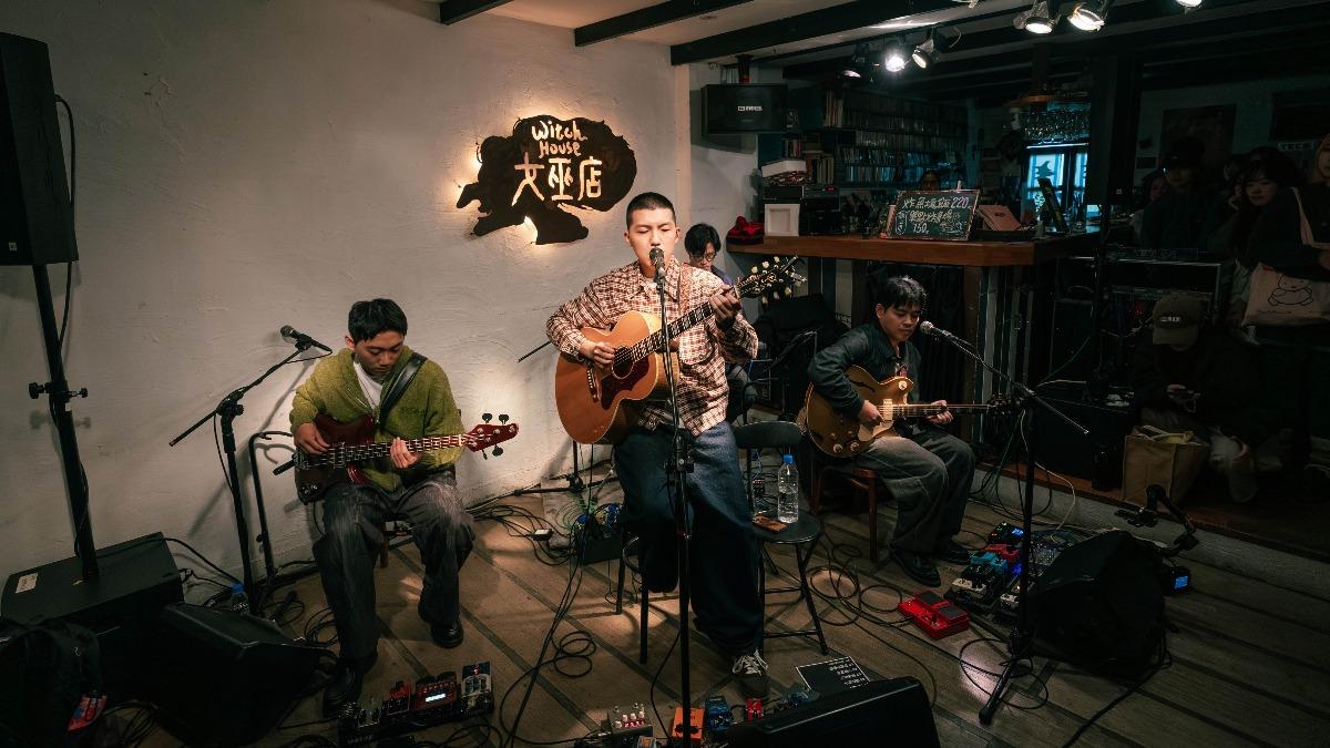 靈魂沙發在女巫店舉辦音樂會。(圖/放飛音樂提供)