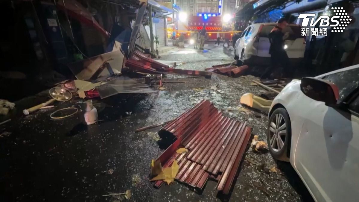 民宅大門變形,物品全噴飛,瓦斯桶也飛到門外,還波及到臨宅、附近停放的車輛。(圖/TVBS)