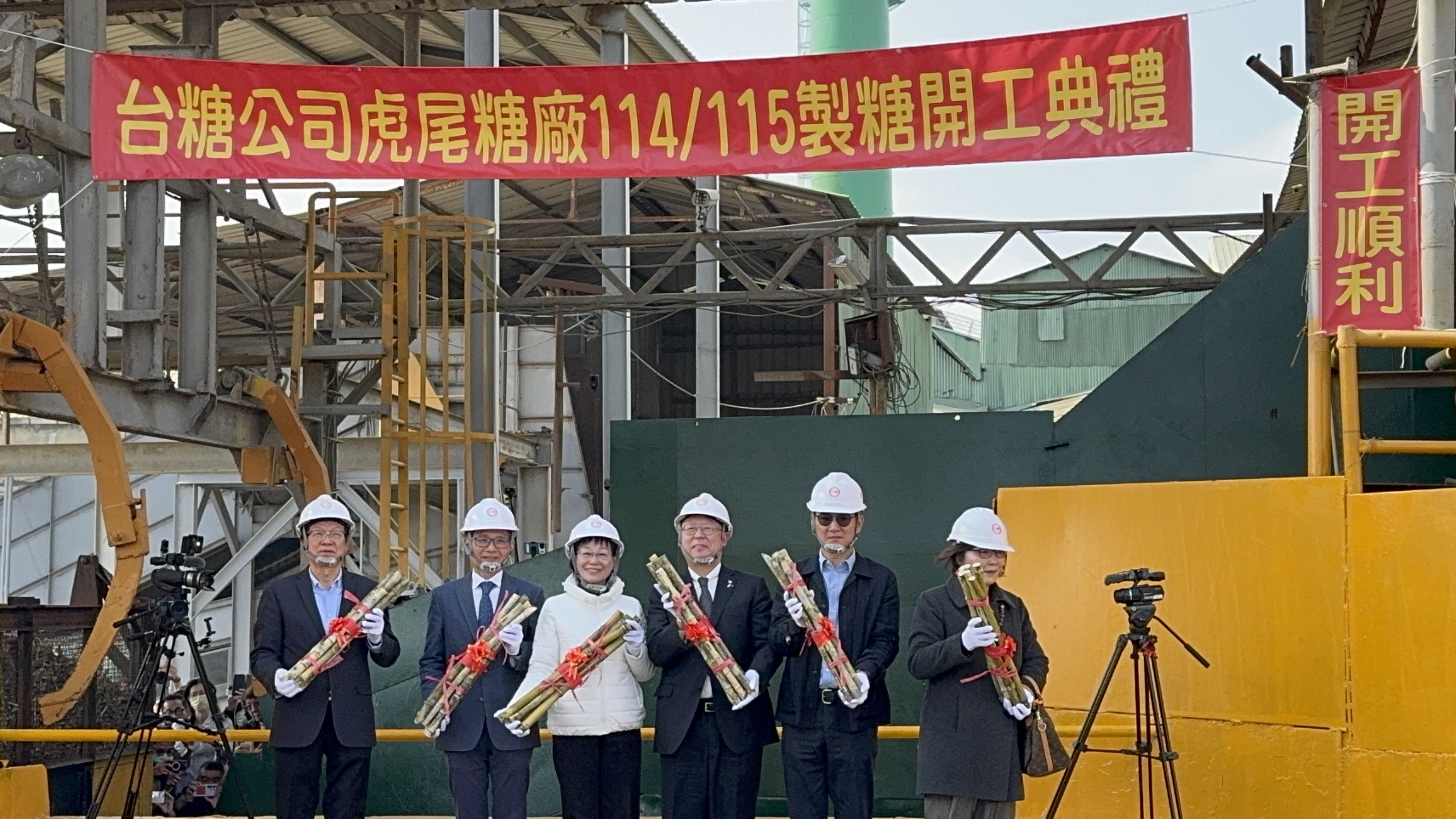 虎尾糖廠製糖期開工 全台僅存五分車載甘蔗穿梭田間
