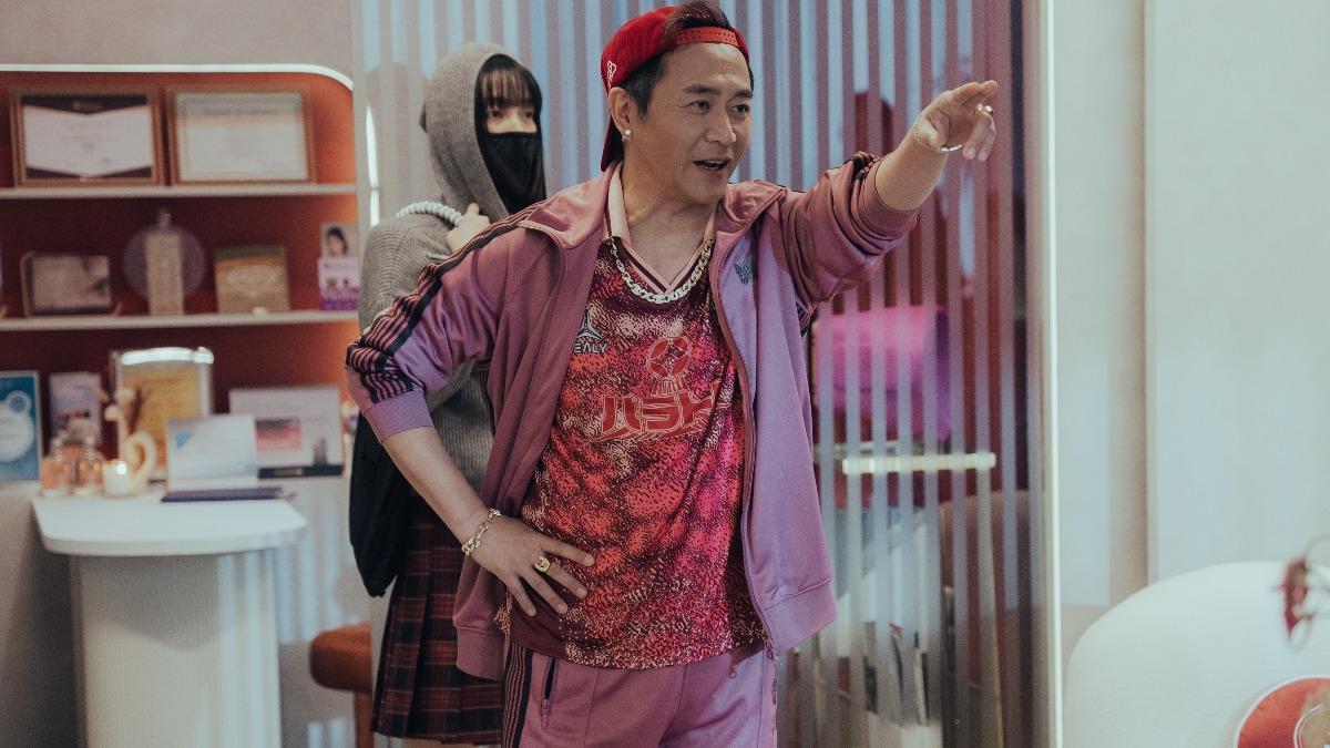 湯志偉演出的「Jacky哥」聲音沙啞引起網友討論。(圖/六魚文創提供)
