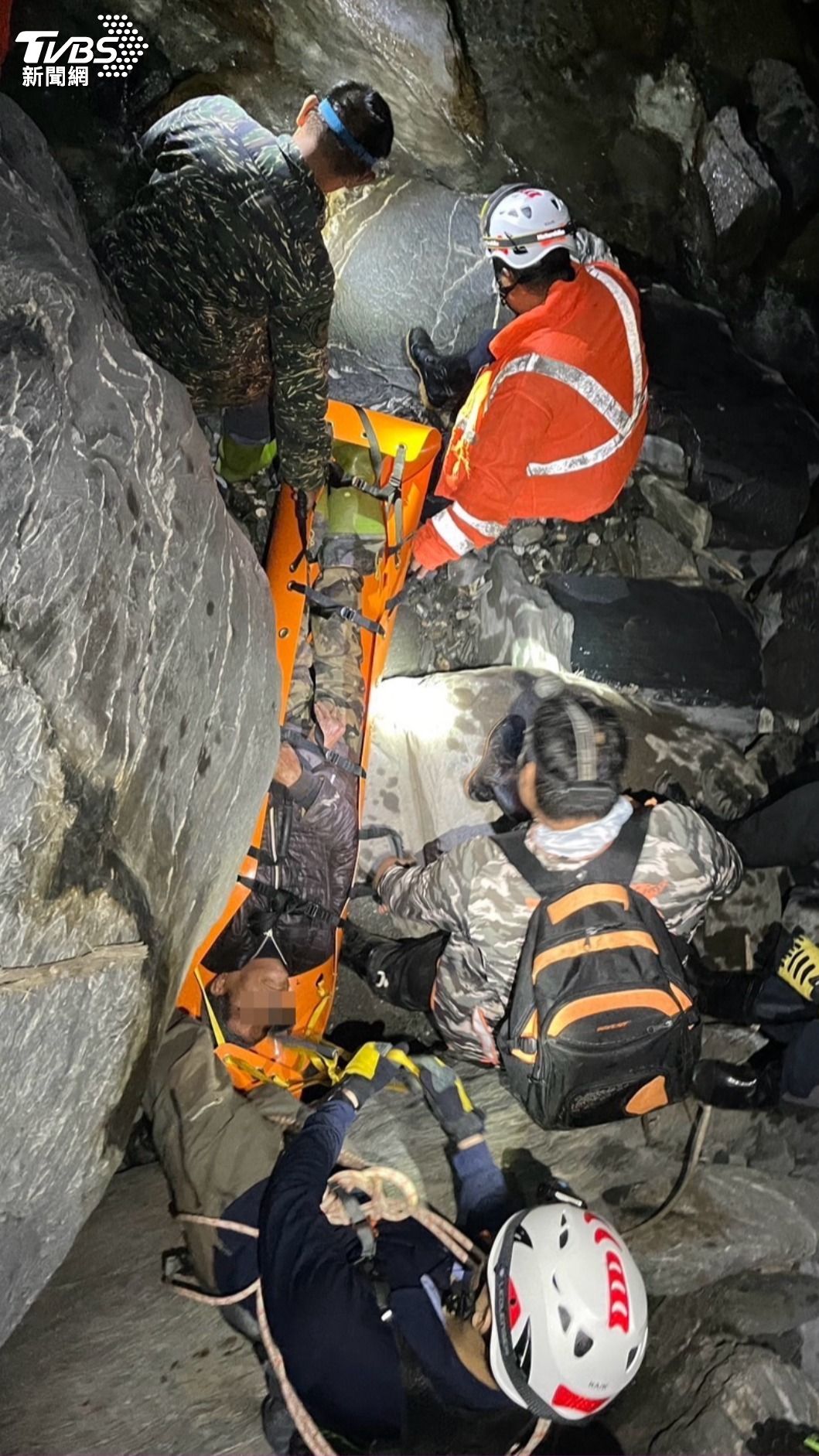 台東消防局與保七警員、林業署人員和組搜救隊，昨晚（15日）徒步搬運傷者離開河谷。（圖／TVBS）