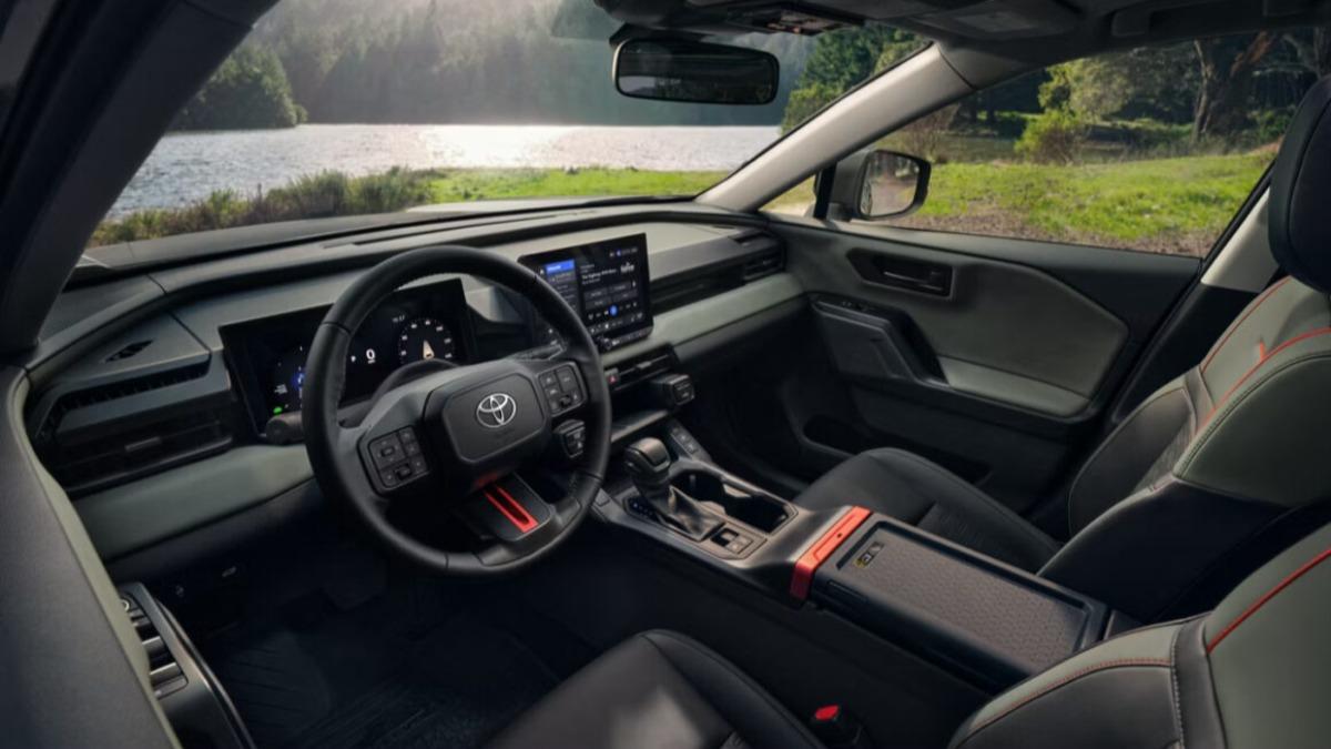 美規RAV4內裝配備12.3吋數位儀錶、12.9吋中控螢幕。(圖/Toyota)