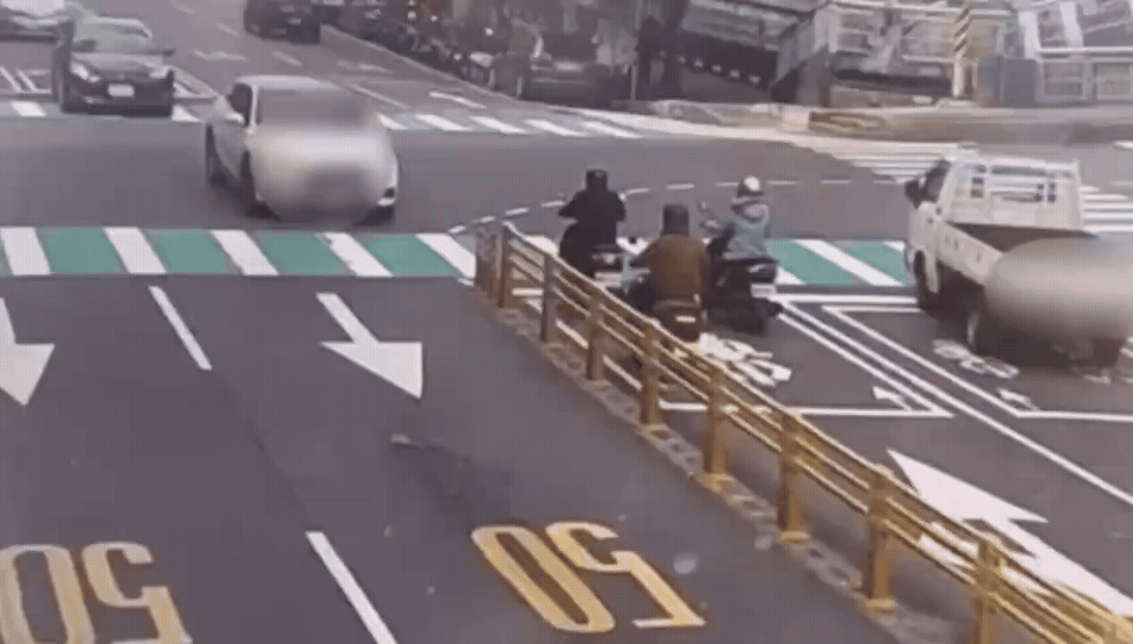 基隆男肇事前曾撞上分隔島。(圖/TVBS)
