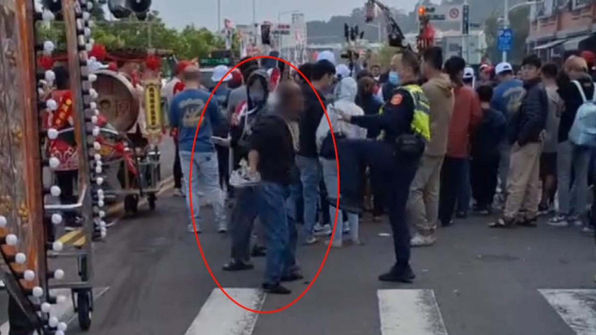 一名男子在高雄鼓山一場廟會活動醉酒鬧事,以布鞋攻擊正在疏導交通的員警。(圖/翻攝_爆廢公社)