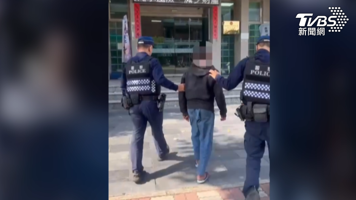 拿鞋攻擊員警的王姓男子最後依社會秩序維護法開罰。(圖/TVBS)