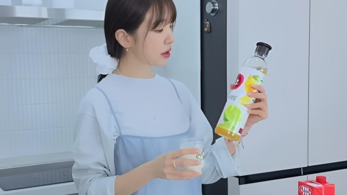 抗老秘訣2:蘋果醋加牛奶。(圖/翻攝自YT@윤은혜의 EUNHYELOGIN)